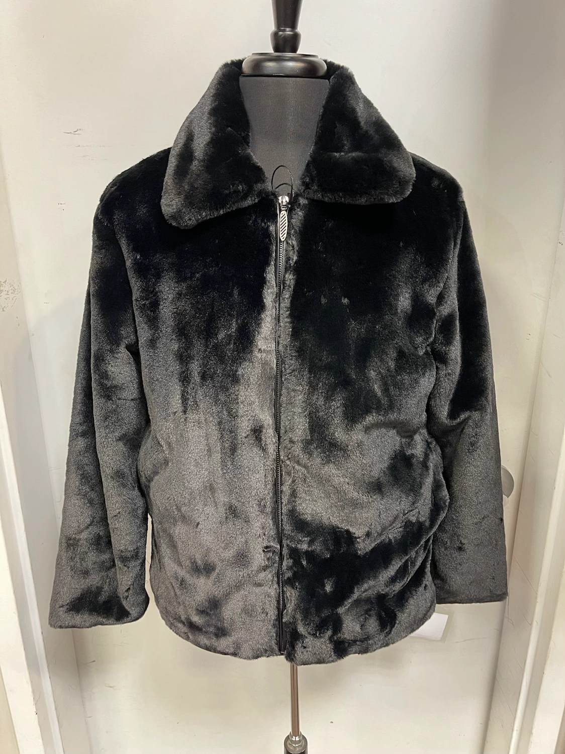 BLAST BLUE MARTINI FUR JACKET I SCHWARZ: Ein eisiger Hauch von Luxus, der Dich verzaubert!